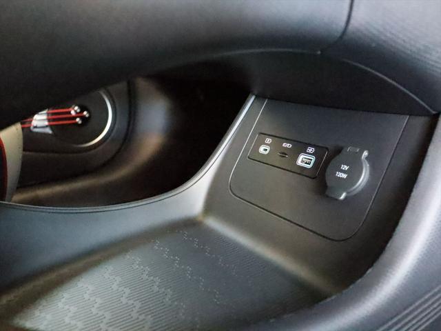 シフトレバーの下には小物を置くスペースがあります　シガーソケットやＵＳＢ端子もあるため、スマートフォンを有線で充電することもできます