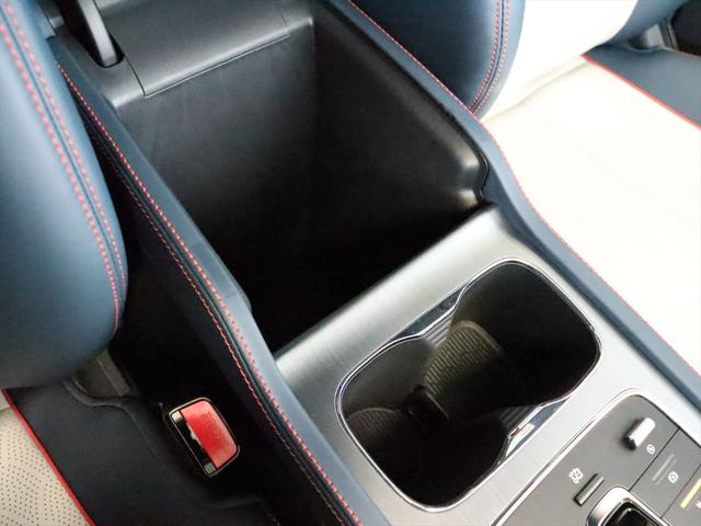 シフトレバーの手前にはドリンクホルダーがあり、肘掛けを開くと小物入れがあります
