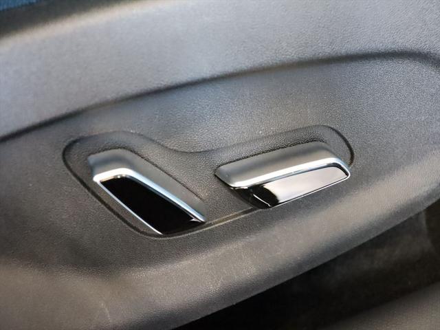 運転席は６方向に調節可能なパワーシートになります　助手席も４方向ですが電動で調節可能です