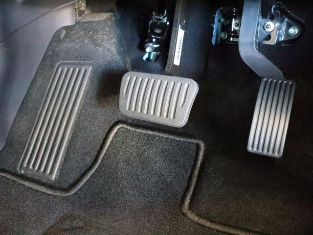 アクセルとブレーキの左にはフットレストがあります　左足をしっかりと踏み込めるため、右足でのペダル操作がしやすくなります