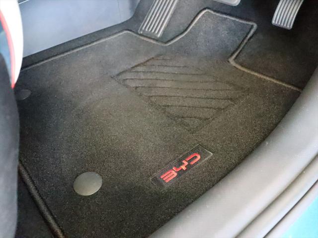 フロアマットは運転席のみＢＹＤのロゴ付きになります　レッドの差し色がアクセントになります