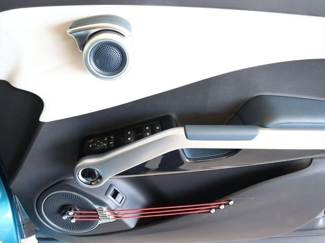 ドアノブはスピーカーのツィーターと一体化しています　下部のウーファー周りには赤い弦が３本貼られており、指で弾くとそれぞれ音程が異なります