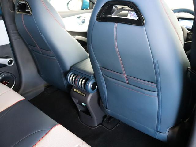 前席の背もたれの後ろにはポケットがあります　かさばらない形状のポケットのため、後席の足元に圧迫感を与えません