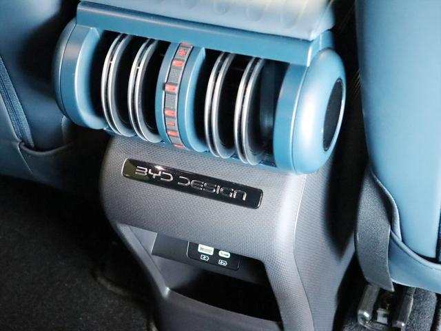 コンソールの後端には後席用のエアコン吹き出し口があり、ＵＳＢ端子も備えれています