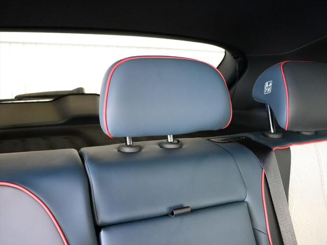 後席にはセンターの席にもヘッドレストが用意されています　左右の席と同様に高さ調節も可能です