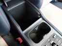 シフトレバーの手前にはドリンクホルダーがあり、肘掛けを開くと小物入れがあります