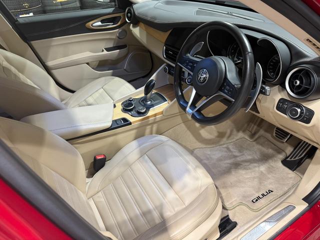 ジュリア スーパー 弊社顧客様下取車 ベージュレザー(受注生産) 認定中古車保証1年 禁煙 DNAシステム ACC 衝突被害軽減ブレーキ パーキングセンサー バックカメラ ブラインドスポットモニタ―(8枚目)