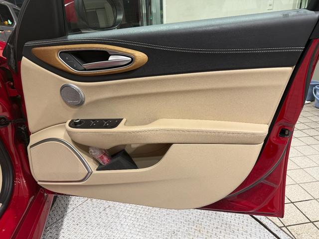 ジュリア スーパー 弊社顧客様下取車 ベージュレザー(受注生産) 認定中古車保証1年 禁煙 DNAシステム ACC 衝突被害軽減ブレーキ パーキングセンサー バックカメラ ブラインドスポットモニタ―(14枚目)