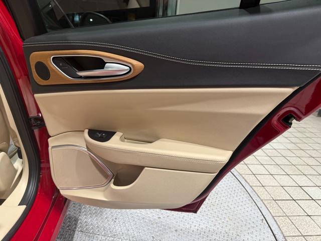 ジュリア スーパー 弊社顧客様下取車 ベージュレザー(受注生産) 認定中古車保証1年 禁煙 DNAシステム ACC 衝突被害軽減ブレーキ パーキングセンサー バックカメラ ブラインドスポットモニタ―(16枚目)