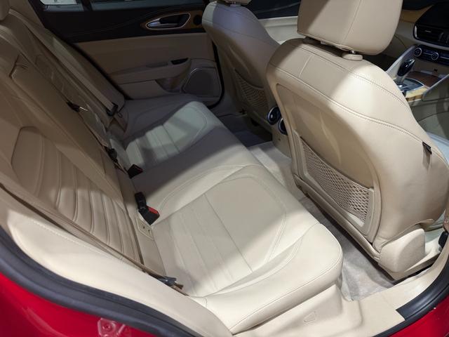 ジュリア スーパー 弊社顧客様下取車 ベージュレザー(受注生産) 認定中古車保証1年 禁煙 DNAシステム ACC 衝突被害軽減ブレーキ パーキングセンサー バックカメラ ブラインドスポットモニタ―(17枚目)