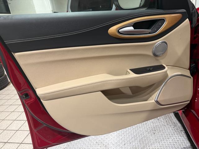ジュリア スーパー 弊社顧客様下取車 ベージュレザー(受注生産) 認定中古車保証1年 禁煙 DNAシステム ACC 衝突被害軽減ブレーキ パーキングセンサー バックカメラ ブラインドスポットモニタ―(18枚目)