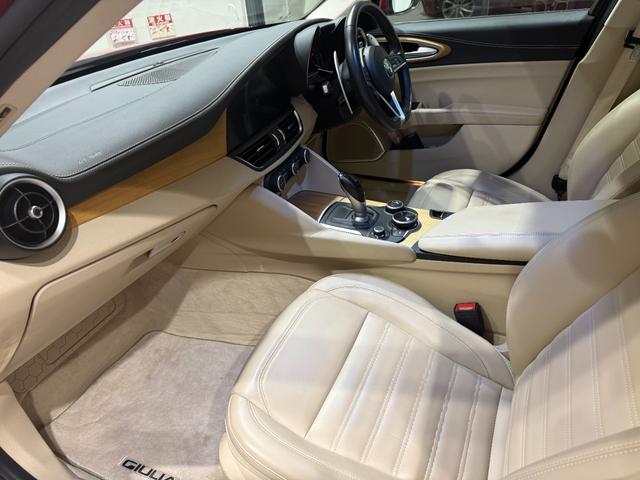 ジュリア スーパー 弊社顧客様下取車 ベージュレザー(受注生産) 認定中古車保証1年 禁煙 DNAシステム ACC 衝突被害軽減ブレーキ パーキングセンサー バックカメラ ブラインドスポットモニタ―(23枚目)