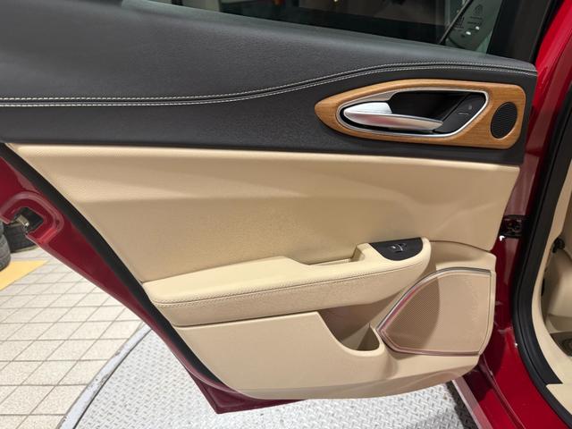 ジュリア スーパー 弊社顧客様下取車 ベージュレザー(受注生産) 認定中古車保証1年 禁煙 DNAシステム ACC 衝突被害軽減ブレーキ パーキングセンサー バックカメラ ブラインドスポットモニタ―(24枚目)