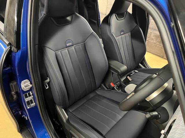ＭＩＮＩ クーパーＳ　フェイバード・トリム　Ｍ－パッケージ　電動シート　ハーマンオーディオ　マルチトーンルーフ　１７インチアルミ（5枚目）