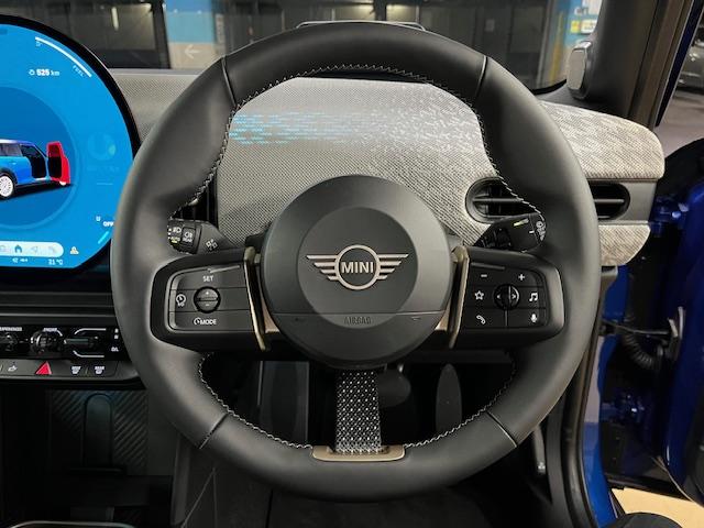 ＭＩＮＩ クーパーＳ　フェイバード・トリム　Ｍ－パッケージ　電動シート　ハーマンオーディオ　マルチトーンルーフ　１７インチアルミ（9枚目）