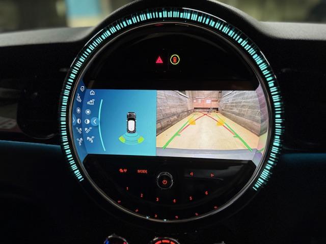 ＭＩＮＩ クーパーＤプレミアムプラスパッケージクラシックトリム　アップルカープレイ　ブラックルーフ　バックカメラリアセンサー　１６インチオプションブラックアルミ（15枚目）