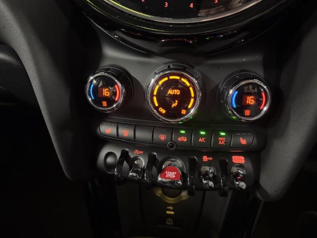 ＭＩＮＩ クーパーＤプレミアムプラスパッケージクラシックトリム　アップルカープレイ　ブラックルーフ　バックカメラリアセンサー　１６インチオプションブラックアルミ（30枚目）