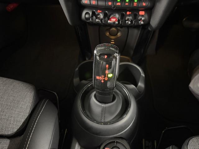 ＭＩＮＩ クーパーＤプレミアムプラスパッケージクラシックトリム　アップルカープレイ　ブラックルーフ　バックカメラリアセンサー　１６インチオプションブラックアルミ（32枚目）