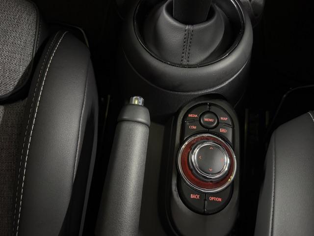 ＭＩＮＩ クーパーＤプレミアムプラスパッケージクラシックトリム　アップルカープレイ　ブラックルーフ　バックカメラリアセンサー　１６インチオプションブラックアルミ（34枚目）