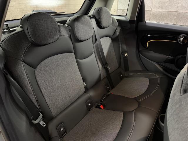ＭＩＮＩ クーパーＤプレミアムプラスパッケージクラシックトリム　アップルカープレイ　ブラックルーフ　バックカメラリアセンサー　１６インチオプションブラックアルミ（36枚目）