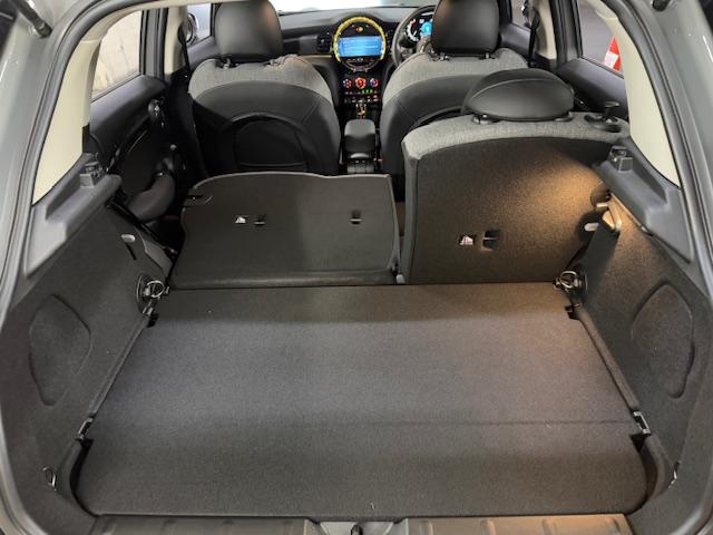 ＭＩＮＩ クーパーＤプレミアムプラスパッケージクラシックトリム　アップルカープレイ　ブラックルーフ　バックカメラリアセンサー　１６インチオプションブラックアルミ（39枚目）