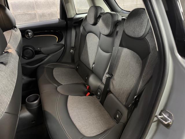 ＭＩＮＩ クーパーＤプレミアムプラスパッケージクラシックトリム　アップルカープレイ　ブラックルーフ　バックカメラリアセンサー　１６インチオプションブラックアルミ（41枚目）