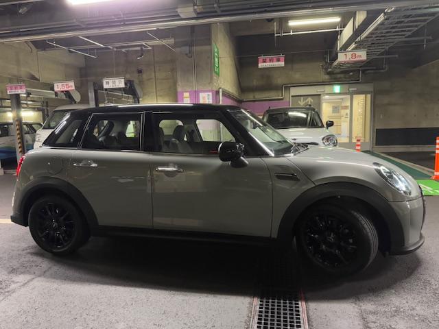 ＭＩＮＩ クーパーＤプレミアムプラスパッケージクラシックトリム　アップルカープレイ　ブラックルーフ　バックカメラリアセンサー　１６インチオプションブラックアルミ（50枚目）
