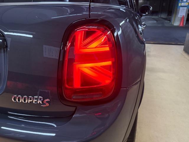 MINI クーパーS 5ドア JCWパドルステア デジタルpkg カメラpkg ペッパーpkg ブラックルーフ&エクステリア(4枚目)