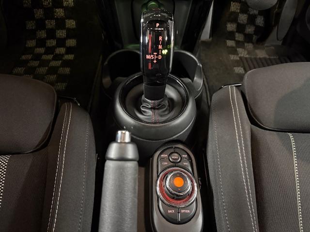 MINI クーパーS 5ドア JCWパドルステア デジタルpkg カメラpkg ペッパーpkg ブラックルーフ&エクステリア(29枚目)