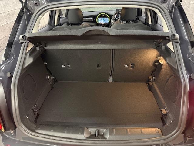 MINI クーパーS 5ドア JCWパドルステア デジタルpkg カメラpkg ペッパーpkg ブラックルーフ&エクステリア(35枚目)