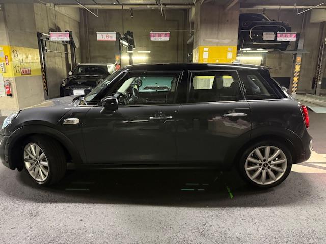 MINI クーパーS 5ドア JCWパドルステア デジタルpkg カメラpkg ペッパーpkg ブラックルーフ&エクステリア(49枚目)