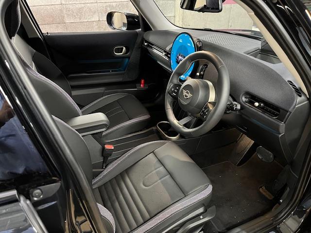 ＭＩＮＩ クーパーＣ　クラシック・トリム　５ドア　ブラックべスキンシート　ＯＰ１７インチアルミ　ナビ　ＥＴＣ　シートヒーター　バックカメラ（5枚目）