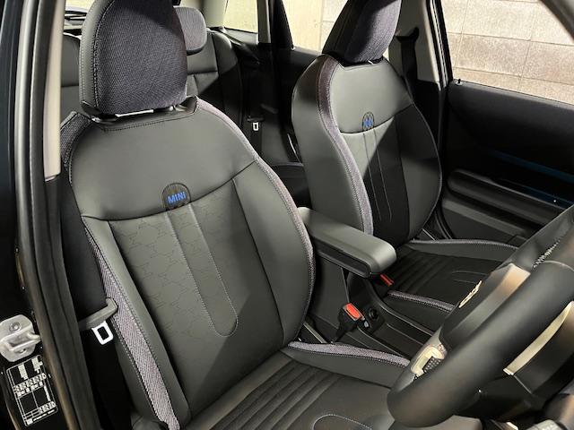 ＭＩＮＩ クーパーＣ　クラシック・トリム　５ドア　ブラックべスキンシート　ＯＰ１７インチアルミ　ナビ　ＥＴＣ　シートヒーター　バックカメラ（6枚目）