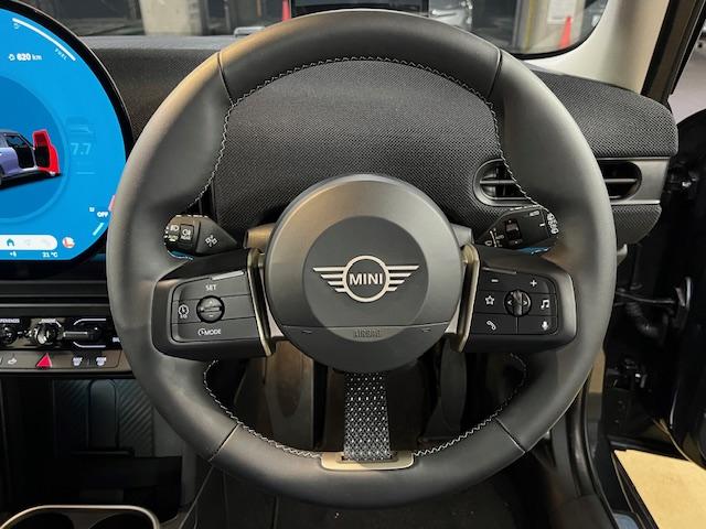 ＭＩＮＩ クーパーＣ　クラシック・トリム　５ドア　ブラックべスキンシート　ＯＰ１７インチアルミ　ナビ　ＥＴＣ　シートヒーター　バックカメラ（8枚目）