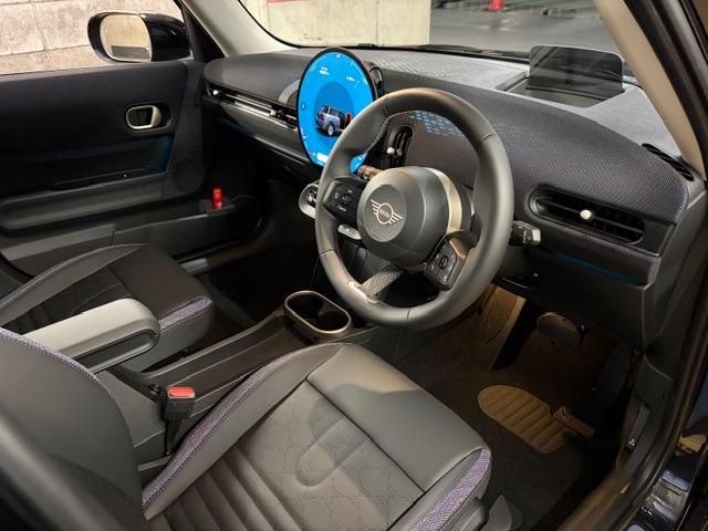 ＭＩＮＩ クーパーＣ　クラシック・トリム　５ドア　ＡＣＣ　バックカメラ　純正オプション１７インチ　ナビ　ＥＴＣ（4枚目）