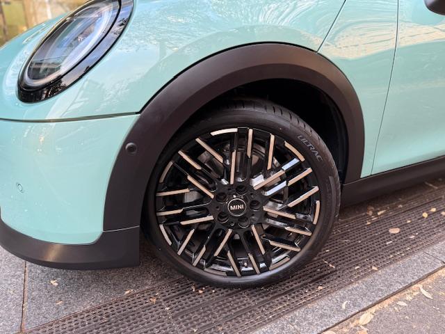 ＭＩＮＩ クーパーＳ　フェイバリット・トリム　３ドア　Ｍパッケージ　ハーマンオーディオ　ＯＰ１８インチアルミ（4枚目）