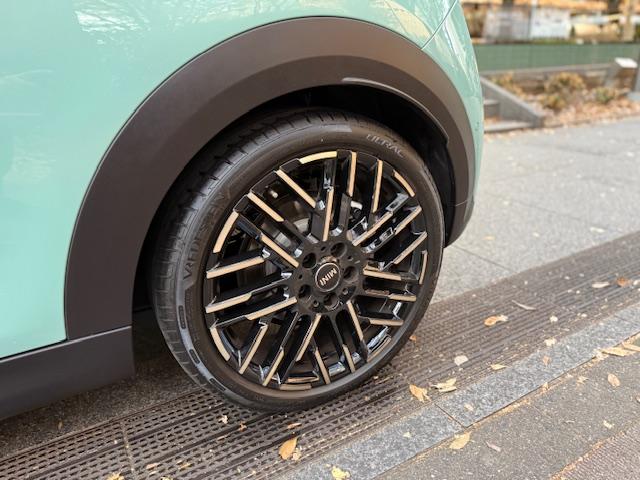 ＭＩＮＩ クーパーＳ　フェイバリット・トリム　３ドア　Ｍパッケージ　ハーマンオーディオ　ＯＰ１８インチアルミ（5枚目）