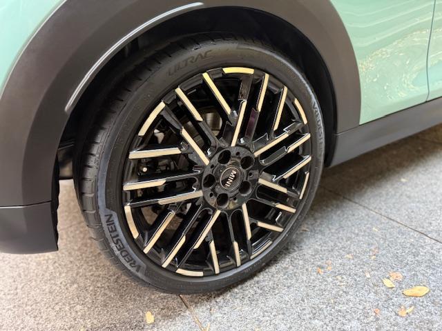 ＭＩＮＩ クーパーＳ　フェイバリット・トリム　３ドア　Ｍパッケージ　ハーマンオーディオ　ＯＰ１８インチアルミ（7枚目）