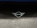 両側ドアには道路を照らすMINIのホログラム