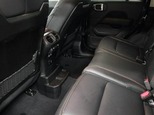 ジープ・ラングラーアンリミテッド サハラ　認定中古車　保証継承　元弊社デモカー　ＬＥＤヘッドライト　Ｂカメラ　前席Ｐシート　盗難防止装置　ナビ　Ｂｌｕｅｔｏｏｔｈ　ｃａｒｐｌａｙ　１８インチアルミ　ＥＴＣ２．０　１２．３インチモニター（18枚目）