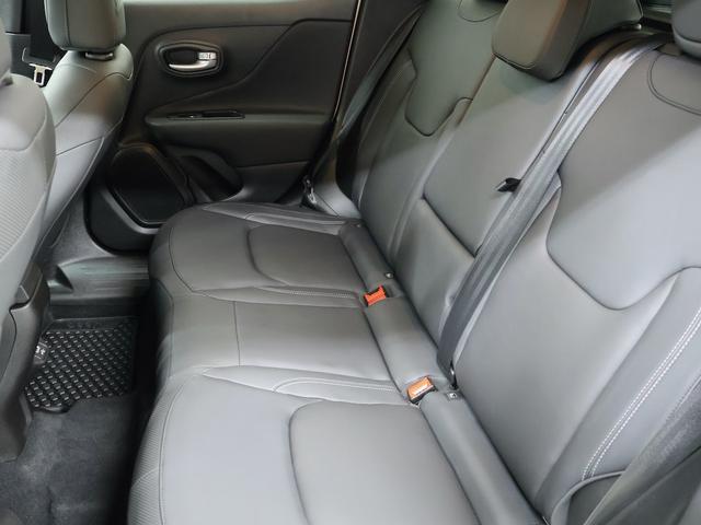 ジープ・レネゲード リミテッド　認定中古車　保証継承　元弊社代車　１７インチＡＷ　ＬＥＤヘッドライト　クルーズコントロール　レーンキープ　ブラインドスポット　リアカメラ　８．４インチタッチパネルモニタ　ナビ　ｃａｒｐｌａｙ　ＥＴＣ（23枚目）