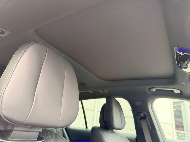 ヤナセの中古車は、すべて第三者検査専門機関（ＡＩＳ）によって、内外装から機関にいたるまで公正かつ厳正に検査されます。検査後、経験豊富なスタッフが、記録簿の確認、ＣＰＵ診断テストなどを実施いたします。