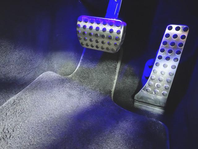 Cクラス C220 d アバンギャルド リアアクスルステアリング AMGライン ベーシックパッケージ Bluetooth接続 ETC LEDヘッドライト TV アイドリングストップ クルーズコントロール コネクテッド機能 サイドカメラ シートヒーター トランクスルー(9枚目)