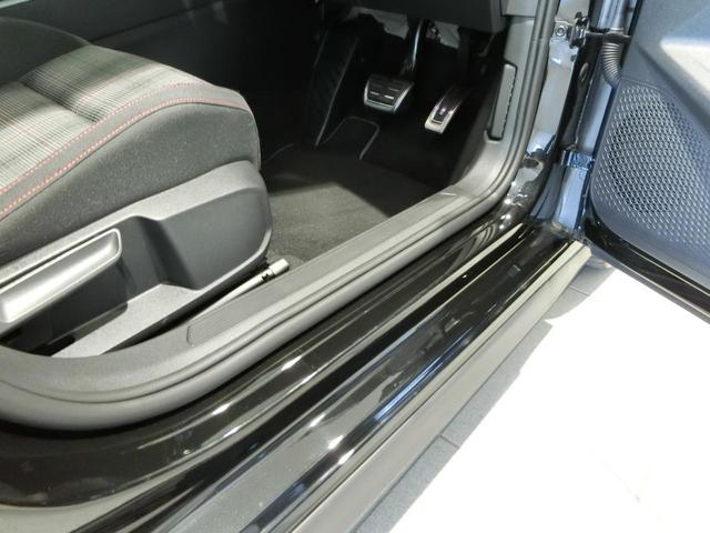 ゴルフＧＴＩ ベースグレード　新車保証継承　元弊社デモカー　ＤＣＣ　１９インチアルミホイール　ナビ　アラウンドビューモニター　ＩＱライト（14枚目）