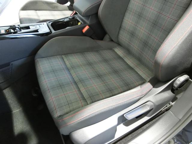 ゴルフＧＴＩ ベースグレード　新車保証継承　元弊社デモカー　ＤＣＣ　１９インチアルミホイール　ナビ　アラウンドビューモニター　ＩＱライト（16枚目）