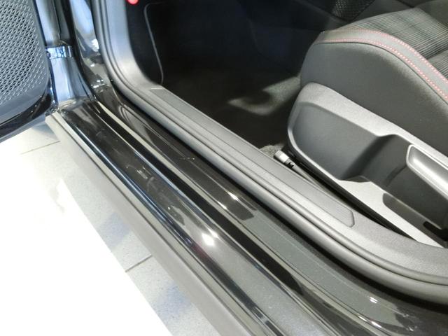 ゴルフＧＴＩ ベースグレード　新車保証継承　元弊社デモカー　ＤＣＣ　１９インチアルミホイール　ナビ　アラウンドビューモニター　ＩＱライト（17枚目）