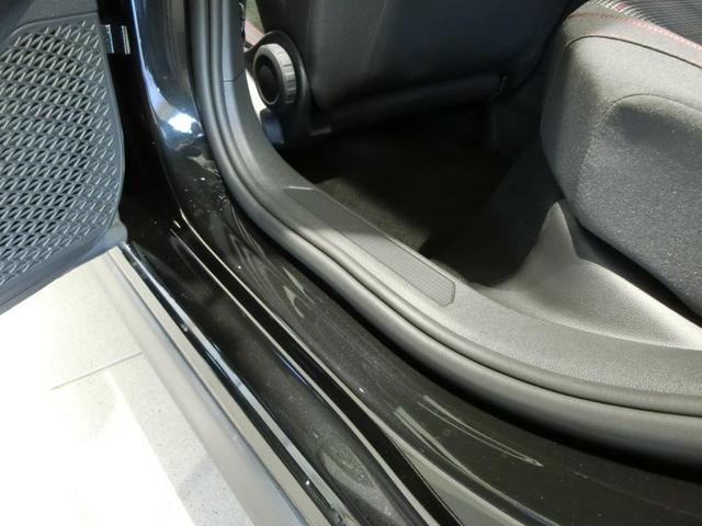 ゴルフＧＴＩ ベースグレード　新車保証継承　元弊社デモカー　ＤＣＣ　１９インチアルミホイール　ナビ　アラウンドビューモニター　ＩＱライト（21枚目）