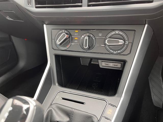 ポロ ＴＳＩアクティブベーシック　新車保証継承　禁煙車　ワンオーナー　スマートキー　ＡＰＰコネクト　ブルートゥース　ＬＥＤ　ＵＳＢ　バックカメラ　ＥＴＣ　レーンキープアシスト　衝突被害軽減ブレーキ　シガーソケット（19枚目）