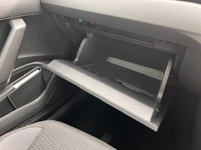 ポロ ＴＳＩアクティブベーシック　新車保証継承　禁煙車　ワンオーナー　スマートキー　ＡＰＰコネクト　ブルートゥース　ＬＥＤ　ＵＳＢ　バックカメラ　ＥＴＣ　レーンキープアシスト　衝突被害軽減ブレーキ　シガーソケット（20枚目）