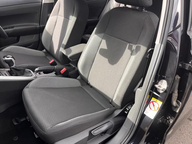 ポロ ＴＳＩアクティブベーシック　新車保証継承　禁煙車　ワンオーナー　スマートキー　ＡＰＰコネクト　ブルートゥース　ＬＥＤ　ＵＳＢ　バックカメラ　ＥＴＣ　レーンキープアシスト　衝突被害軽減ブレーキ　シガーソケット（24枚目）